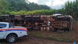 Carreta tomba com mais de 30 toneladas de celulose na serra de São Pedro