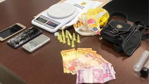 Agentes da Polícia Civil em operação contra tráfico de drogas em Monte Mor e Hortolândia durante ação policial.