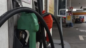 Visor de bomba de combustível em posto de gasolina ilustrando análise do Cade sobre aumento nos preços dos combustíveis.