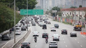 Fluxo de veículos em rodovia de São Paulo, ilustrando a redução de mortes no trânsito registrada pelo Infosiga.