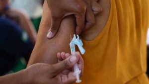 Vacinação de bebê contra sarampo para prevenir surtos e casos importados da doença no Brasil.