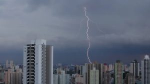 Alerta de grande perigo para chuvas intensas em São Paulo, Rio de Janeiro e Minas Gerais pelo Inmet.