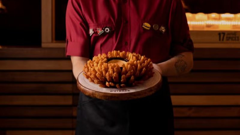 Logotipo do Outback Steakhouse em destaque para anúncio de 86 vagas de emprego em Indaiatuba no Polo Shopping.