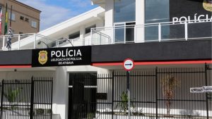 Viatura da Polícia Civil estacionada em Atibaia durante prisão de líder religioso investigado por crimes sexuais.