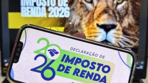 Contribuinte realizando o download do Programa Gerador da Declaração PGD IRPF 2026 no site da Receita Federal.