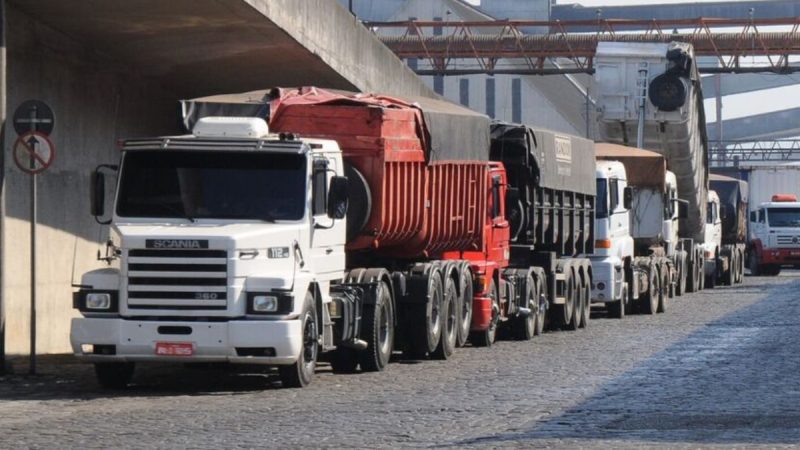 Caminhões no Pátio Regulador de Cubatão em mobilização para paralisação de transportadores autônomos da Baixada Santista.