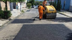 Equipe da Prefeitura de Hortolândia realiza operação tapa-buraco em via pública para manutenção asfáltica.