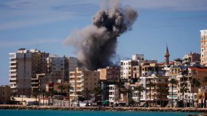 Explosões em alvos militares em Teerã durante escalada da guerra no Oriente Médio entre Irã e Israel.
