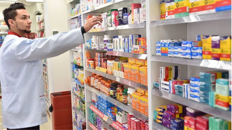 Presidente Lula sanciona lei que autoriza instalação de farmácias e drogarias em supermercados brasileiros.