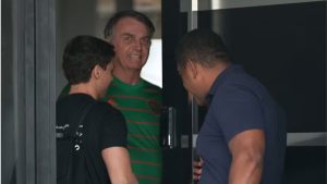 Ministro Alexandre de Moraes do STF concede prisão domiciliar ao ex-presidente Jair Bolsonaro.