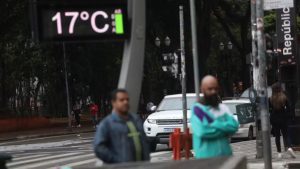 Mapa meteorológico indicando avanço de frente fria e queda de temperatura no litoral das regiões Sul e Sudeste.
