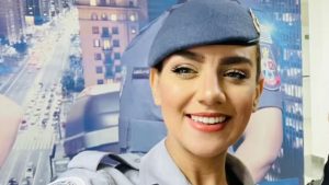 Soldado Gisele Alves Santana fardada; investigação de morte envolvendo tenente-coronel Geraldo Leite Rosa Neto.