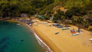 Entrada de Ilhabela com sinalização da Taxa de Preservação Ambiental TPA para veículos de turistas.