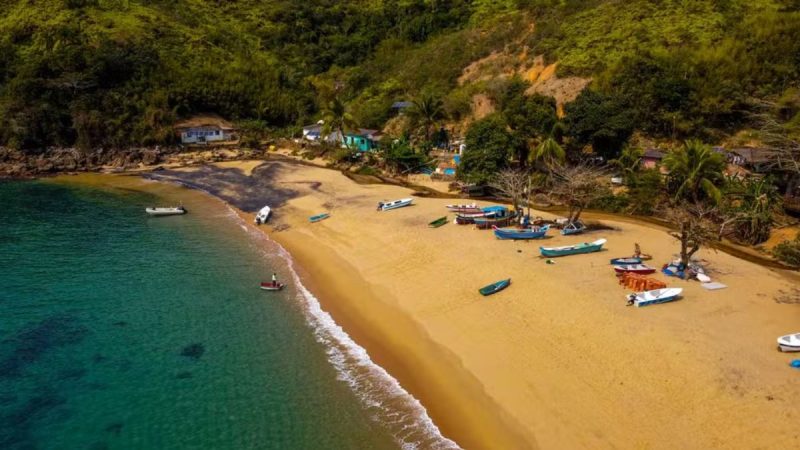 Entrada de Ilhabela com sinalização da Taxa de Preservação Ambiental TPA para veículos de turistas.