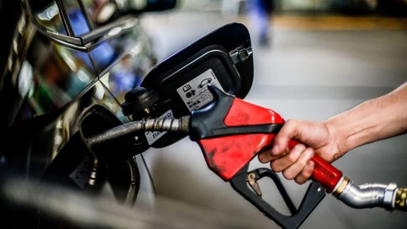 Fiscalização de preços abusivos de combustíveis em postos de gasolina coordenada pelo Ministério da Justiça.