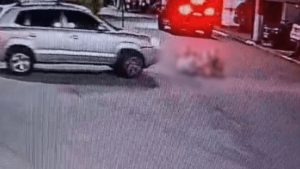 Câmera de segurança registra atropelamento de crianças em condomínio residencial em Guarulhos.
