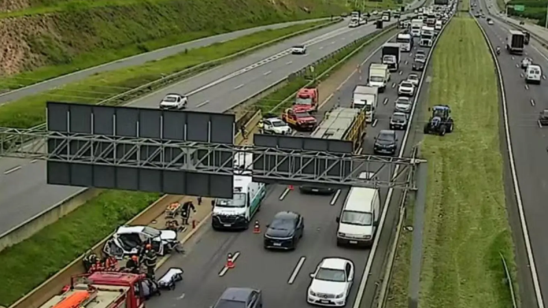 Colisão na Rodovia Dom Pedro I em Campinas envolvendo carro e carreta de soro no km 132.