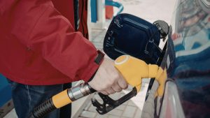 Bomba de combustível em posto de gasolina destacando a alta no preço do diesel no mercado brasileiro.
