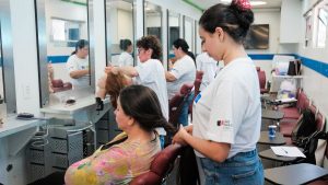 Unidade móvel do programa Caminho da Capacitação, uma carreta adaptada para cursos gratuitos de qualificação profissional na Baixada Santista.