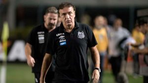 Técnico Cuca em anúncio oficial de retorno ao Santos FC para comandar o Peixe até o fim de 2026.