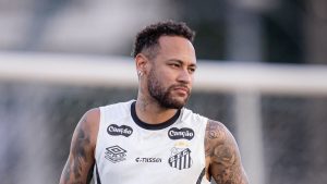 Neymar Jr. com uniforme de treino da Seleção Brasileira, ilustrando a expectativa sobre sua participação na Copa do Mundo após lesão na panturrilha.