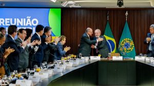 Presidente Lula e vice Geraldo Alckmin em reunião no Palácio do Planalto sobre candidatura às eleições.