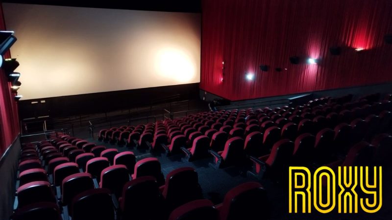 Fachada histórica do Cine Roxy em Santos celebrando 92 anos com programação especial para o Oscar 2026.