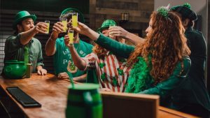 Celebração de St. Patrick's Day na Irlanda com elementos culturais verdes em homenagem ao padroeiro São Patrício.