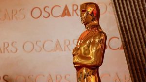 Estatueta dourada do Oscar 2026 simbolizando a 98ª cerimônia da Academia e os indicados à categoria de Melhor Filme.