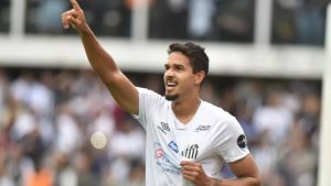 Santos corre contra o tempo para fechar a contratação de Lucas Veríssimo