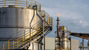 Plataforma de extração de petróleo em alto mar representando a volatilidade no mercado internacional de energia.