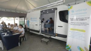 Atendimento da Sabesp na Caravana Sabesp em Paulínia, oferecendo serviços e orientações aos moradores.