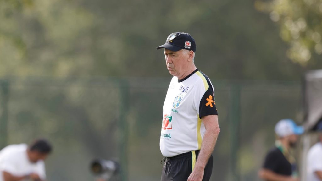 Jogadores da seleção brasileira em treinamento tático para o amistoso contra a França sob comando de Ancelotti.