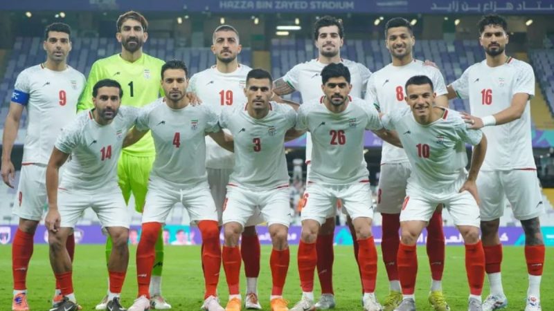 Bandeiras dos EUA e Irã integradas ao contexto da Copa do Mundo 2026 e restrições diplomáticas americanas.