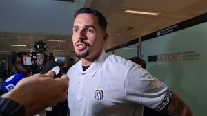 Zagueiro Lucas Veríssimo em sua chegada ao Santos para disputar o clássico contra o Corinthians na Vila Belmiro.