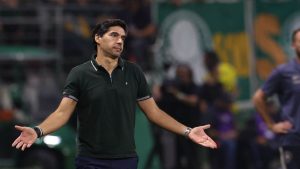 Abel Ferreira, técnico do Palmeiras, em destaque após interesse do Tottenham e sucesso no futebol brasileiro.