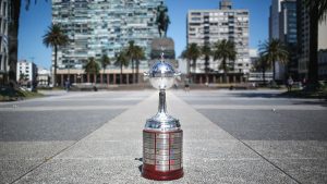 Troféu da CONMEBOL Libertadores em destaque, simbolizando a definição dos confrontos das oitavas de final da competição em 2026.