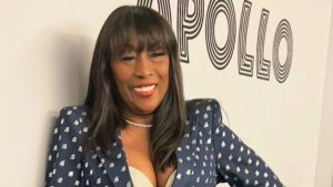 Atriz Kiki Shepard sorrindo, ícone da TV americana que faleceu aos 74 anos após ataque cardíaco em Los Angeles.