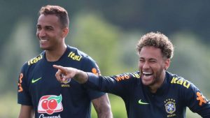 Carlo Ancelotti e lateral Danilo em destaque sobre convocação para a Seleção Brasileira na Copa do Mundo.