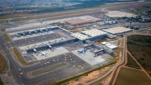 Passageiros haitianos retidos no Aeroporto de Viracopos após chegada em voo fretado de Porto Príncipe.