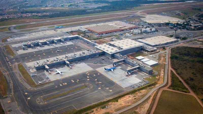 Passageiros haitianos retidos no Aeroporto de Viracopos após chegada em voo fretado de Porto Príncipe.