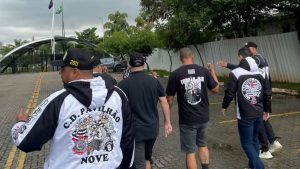 Representantes de torcidas organizadas do Corinthians no CT Joaquim Grava em reunião com elenco e comissão.