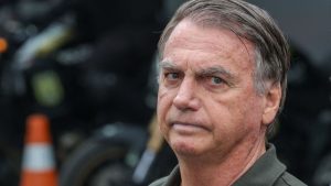 Defesa de Bolsonaro faz novo pedido de prisão domiciliar or questões de saúde.