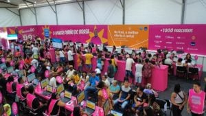 Pessoa renegociando dívidas pelo celular no Feirão Limpa Nome para obter descontos de até 99%.