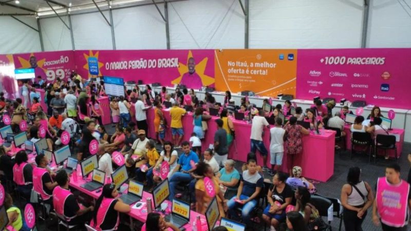 Pessoa renegociando dívidas pelo celular no Feirão Limpa Nome para obter descontos de até 99%.