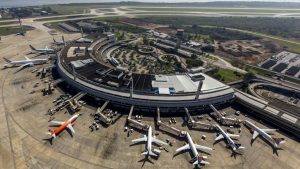 Vista aérea do Aeroporto Internacional do Galeão no Rio de Janeiro, destaque do leilão de concessão.