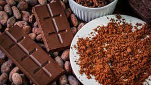 Fruto de cacau maduro aberto exibindo sementes e polpa branca, ilustrando a história e curiosidades do Theobroma cacao.