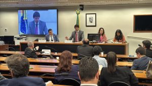 Passageiro indisciplinado em aeronave causando atrasos e confusão, representando o aumento de casos no setor aéreo.