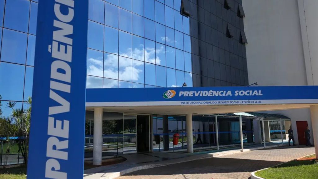 Prédio da Previdência Social com fachada e a faixa “PREVIDÊNCIA SOCIAL”, cenário que representa informações sobre auxílio-doença sem carência em casos previstos.