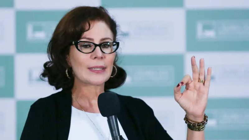 Ex-deputada Carla Zambelli em destaque no artigo sobre a autorização de sua extradição pela Justiça da Itália.